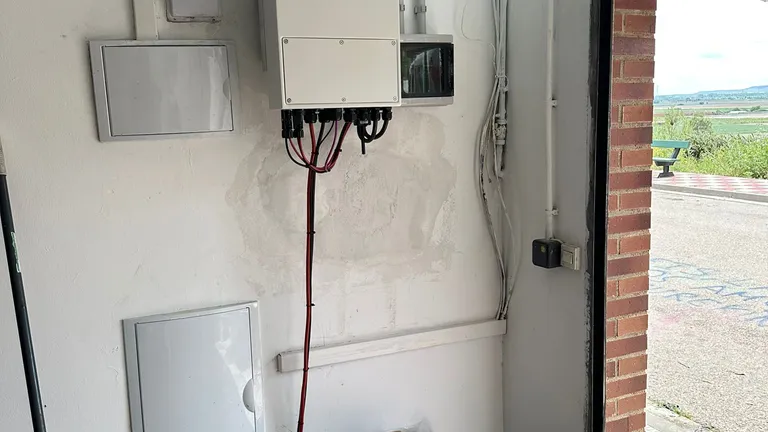 Inversor y baterías instalados en una vivienda de Cadreita, Navarra