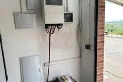 Inversor y baterías instalados en una vivienda de Cadreita, Navarra