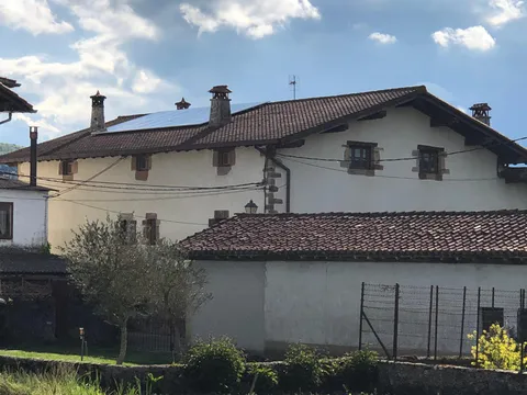 Paneles solares sobre tejado de caserío en Iraizotz