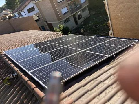 Paneles solares sobre tejado de teja en Lerín