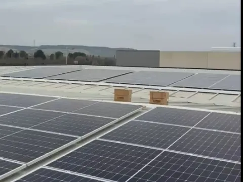 Amplia instalación fotovoltaica industrial sobre cubierta de nave en Olite