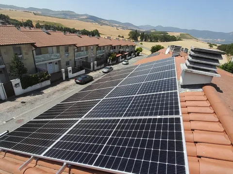 Paneles solares sobre tejado con vistas al valle en Paternáin
