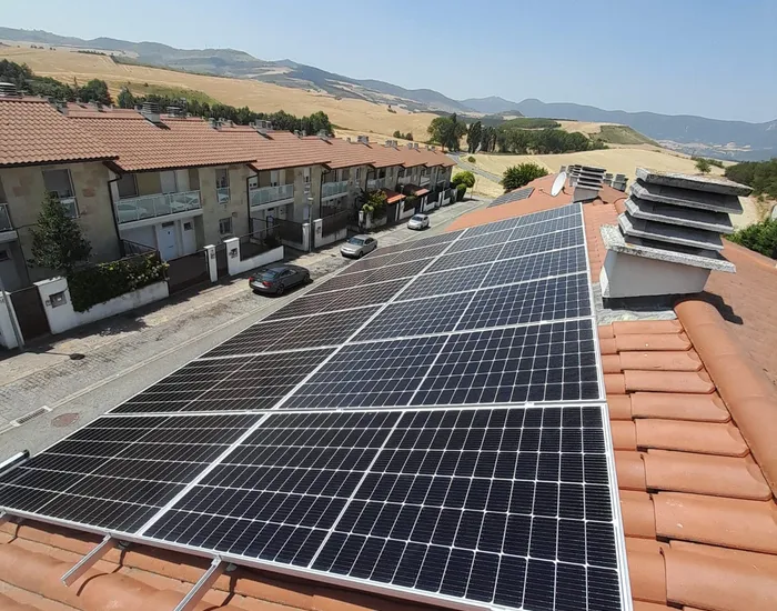 Instalación de paneles solares en Paternain, Navarra