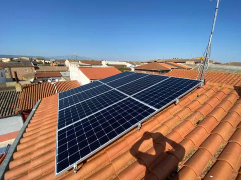 Paneles solares sobre tejado de teja con vistas al pueblo en Ribaforada
