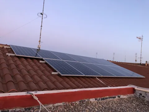 Paneles solares sobre tejado de teja en Ribaforada