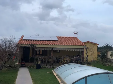 Vivienda con paneles solares y piscina en Tulebras