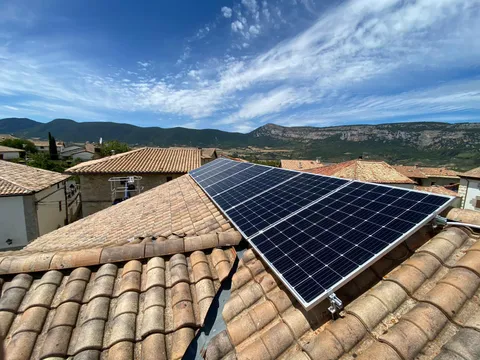 Paneles solares con vistas al valle en Zabalza