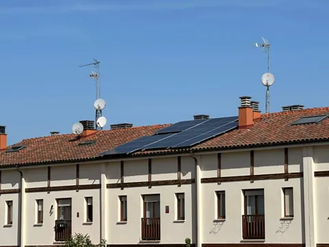 Paneles solares sobre tejado de teja con antenas en Alegría-Dulantzi