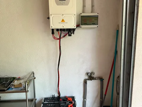 Inversor y baterías instalados en un garaje de Amurrio