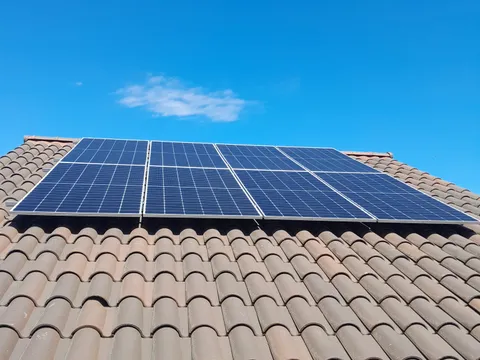 Paneles solares sobre tejado de teja en Amurrio