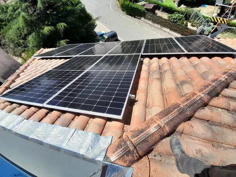 Paneles solares sobre tejado de teja en Argómaniz