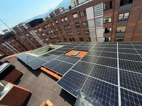 Amplia instalación de paneles solares en el tejado de una comunidad de vecinos en Astrabudua