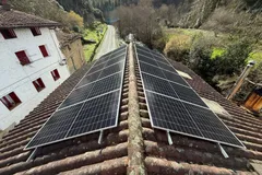 Placas solares en las dos vertientes de un tejado en un valle de Ataun, País Vasco
