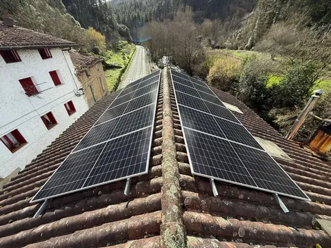 Paneles solares en las dos vertientes de un tejado en un valle de Ataun