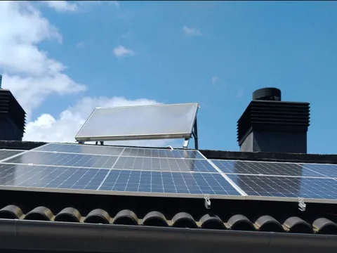 Paneles solares y colector térmico sobre tejado de un edificio en Barakaldo