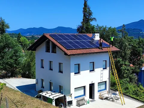 Vivienda con paneles solares sobre tejado de teja en Gernika-Lumo