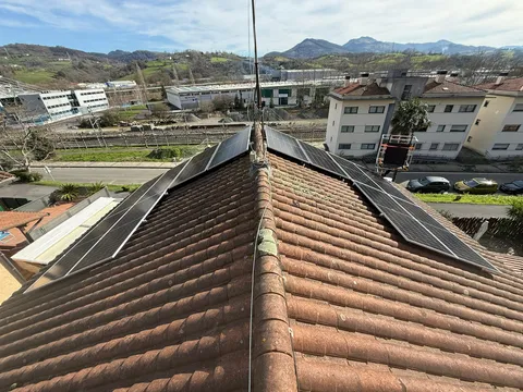 Paneles solares en las dos vertientes de un tejado con vistas a la montaña en Hernani