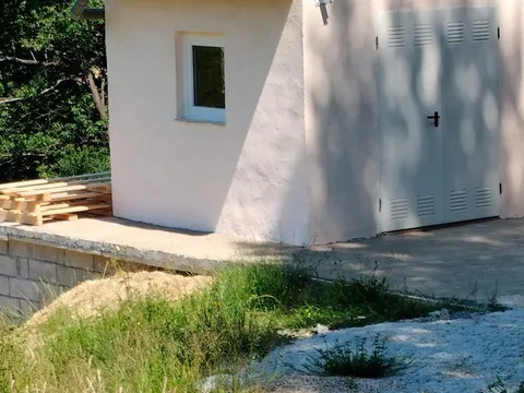 Caseta con instalación fotovoltaica aislada en Irun