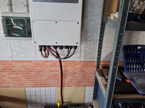 Inversor y baterías instalados en una vivienda de Irun