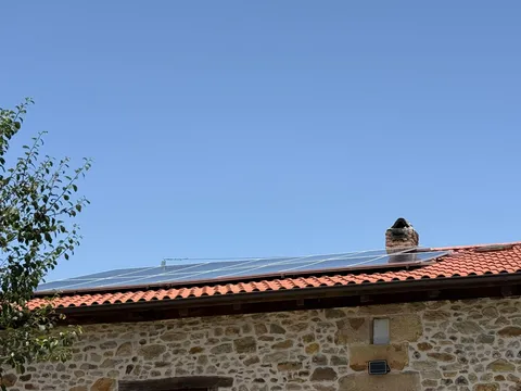 Paneles solares sobre tejado de teja de un caserío en Larrea