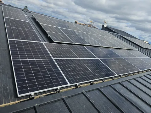 Paneles solares sobre tejado de teja en Lasarte-Oria