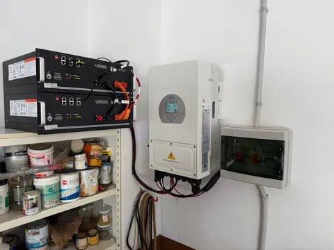 Inversor y baterías instalados en una vivienda de Lezama