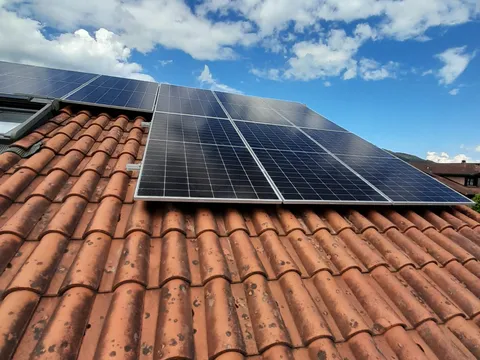 Paneles solares sobre tejado de teja en Llodio