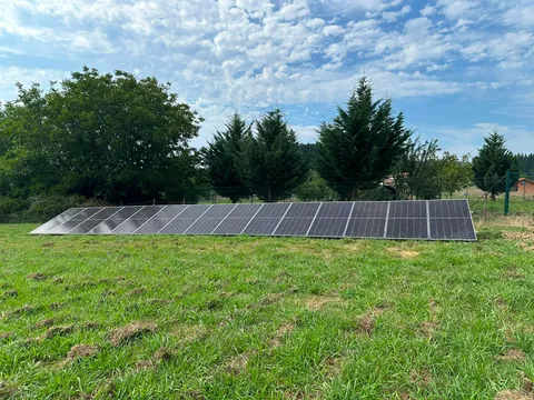 Instalación de paneles solares sobre estructura en el suelo, en una finca de Morga