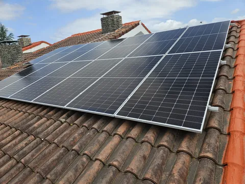 Paneles solares sobre tejado de teja en Mungia