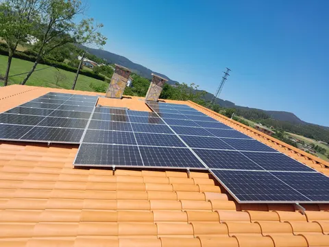 Amplia instalación de paneles solares sobre tejado de teja en Mungia