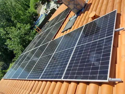 Amplia instalación de paneles solares sobre tejado de teja en Mungia