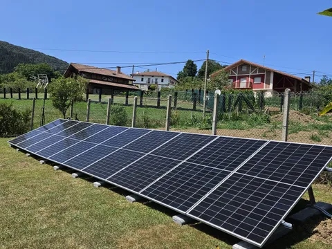 Instalación de paneles solares sobre estructura en el suelo, en una finca de Murueta