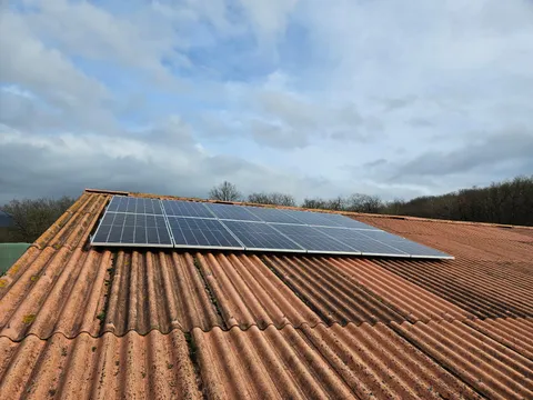 Paneles solares sobre tejado de caserío en una instalación aislada en Ozaeta