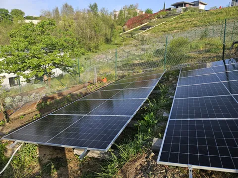 Instalación de paneles solares sobre estructura en un jardín en ladera en San Sebastián
