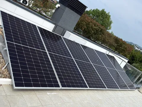 Paneles solares sobre cubierta plana con vistas a la ciudad en San Sebastián
