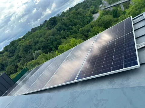 Paneles solares sobre tejado inclinado en San Sebastián