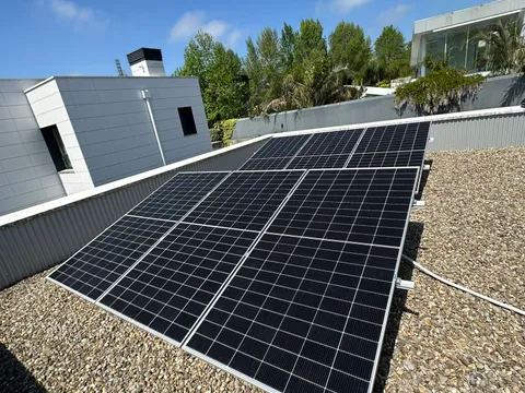 Paneles solares sobre cubierta de grava en San Sebastián