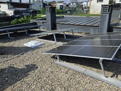 Paneles solares sobre cubierta de grava con vistas a la ciudad en San Sebastián