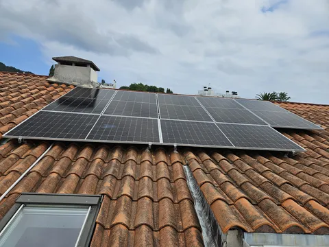 Paneles solares sobre tejado de teja en San Sebastián