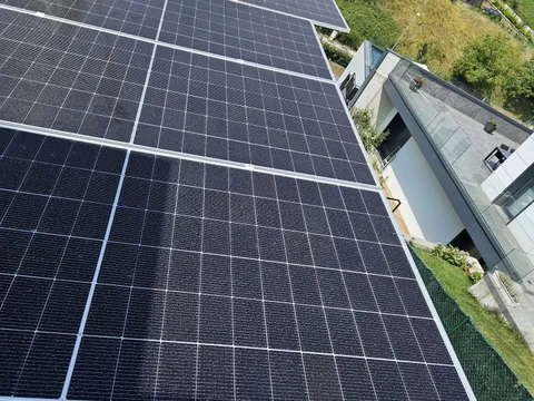 Amplia instalación de paneles solares sobre tejado en San Sebastián