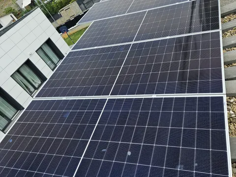 Paneles solares sobre cubierta de grava en San Sebastián