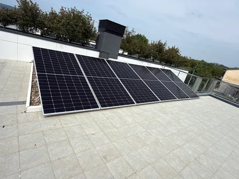 Paneles solares sobre cubierta plana con terraza en San Sebastián