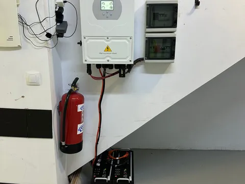 Inversor y baterías instalados en un garaje comunitario de Sopelana