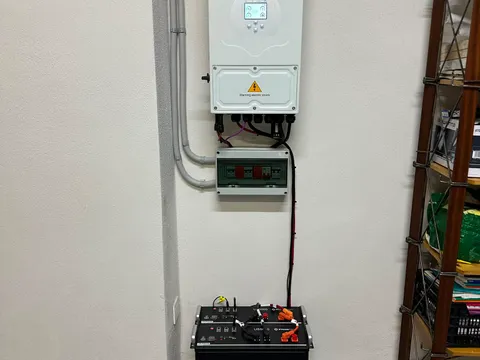 Inversor y baterías instalados en un garaje de Sopelana