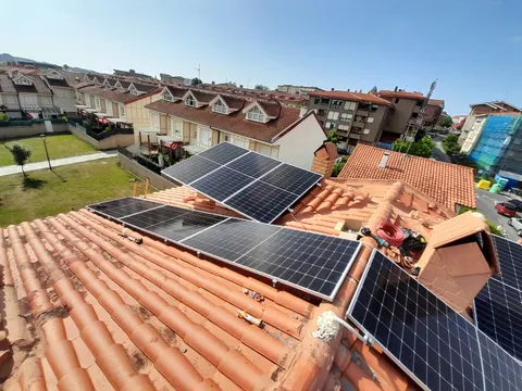 Instalación de placas solares sobre tejado de teja en Sopelana