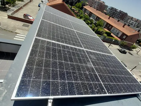 Paneles solares sobre tejado con vistas a la ciudad en Vitoria-Gasteiz