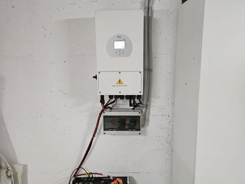 Inversor y batería instalados en una vivienda de Vitoria-Gasteiz