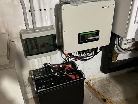 Inversor y baterías instalados en un sótano de Vitoria-Gasteiz