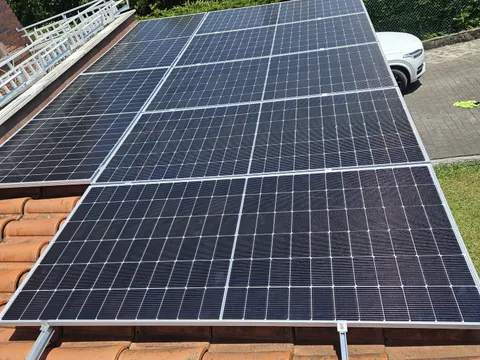 Paneles solares sobre tejado en Zaldibar, con jardín y arbolado alrededor
