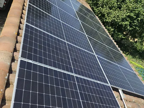 Paneles solares sobre tejado de teja junto a un caserío en Zalduondo
